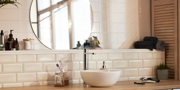 Łazienka w stylu skandynawskim - wszechstronna biel