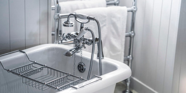 Jak i czym czyścić akcesoria łazienkowe ze stali nierdzewnej? Poradnik