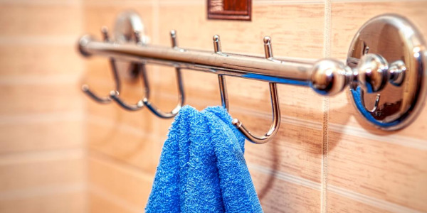 Wieszaki i haczyki łazienkowe: kompletny przewodnik po wyborze akcesoriów