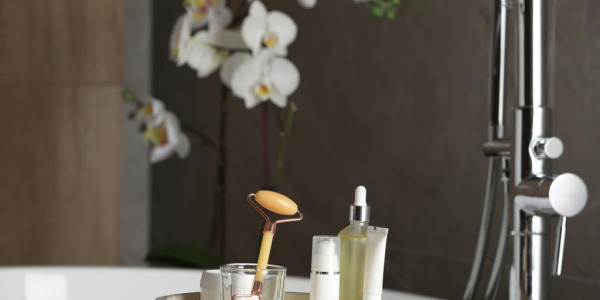 Akcesoria łazienkowe ze stali nierdzewnej vs chromowane – różnice i zalety